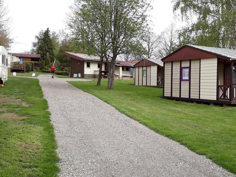 Camping du Colombier - Bungalow 6 personnes - 2 ch - S in Loubeyrat, Parc naturel régional des Volcans d'Auvergne