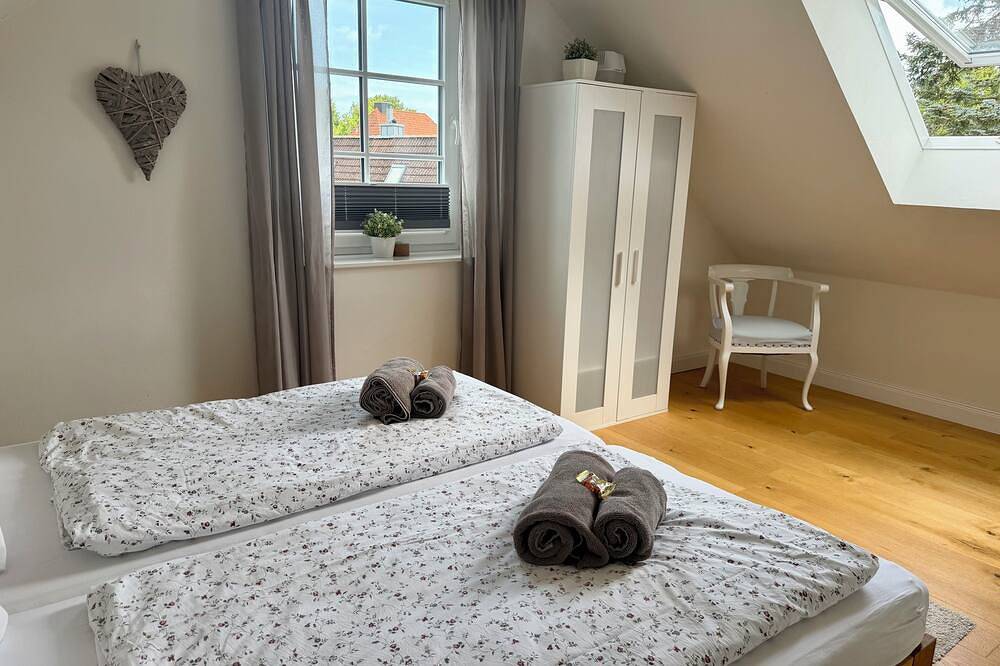 Ganze Wohnung, Sonnige + gemütliche Dg-Wohnung mit Balkon und Parkplatz in Kiel-Kronshagen in Kieler Förde, Kronshagen