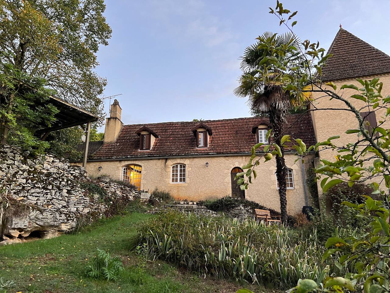 Maison de campagne colorée avec grand jardin, très grande piscine et forêt in Puy-l'Évêque, Quercy