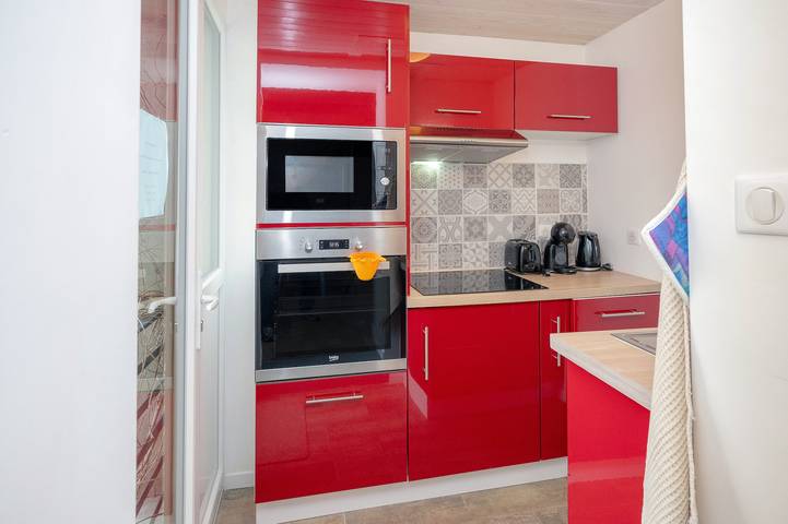 Apartamento entero, Apartamento "Chez Pierre y Germaine" con vistas a la montaña, terraza privada y Wi-Fi in Saint-Genix-les-Villages, Chambéry region