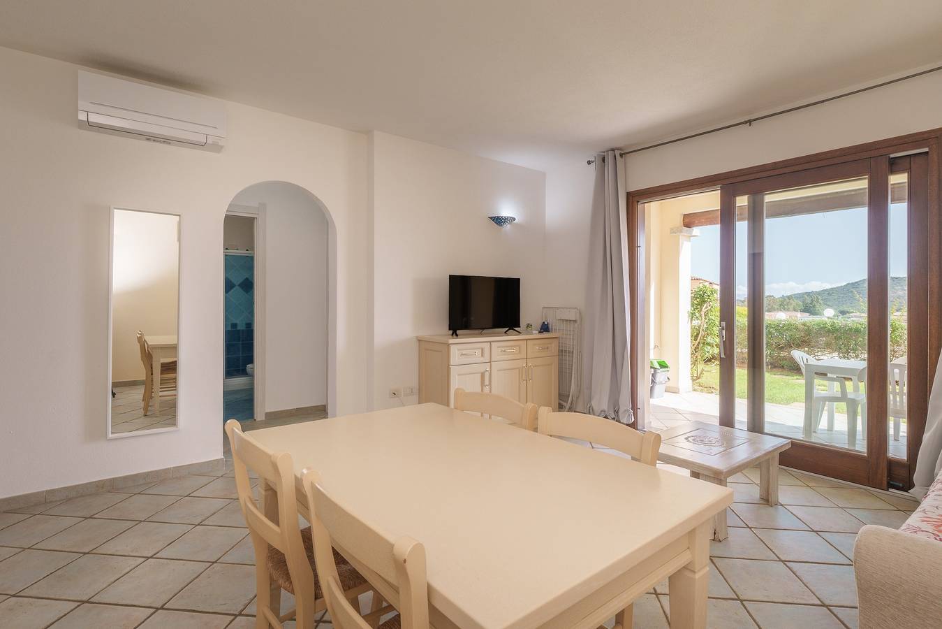 Appartamento intero, Appartamento 'Casa Vacanze Maracuja' con Piscina, Terrazza in Comune e Aria Condizionata in Murta Maria, Gallura