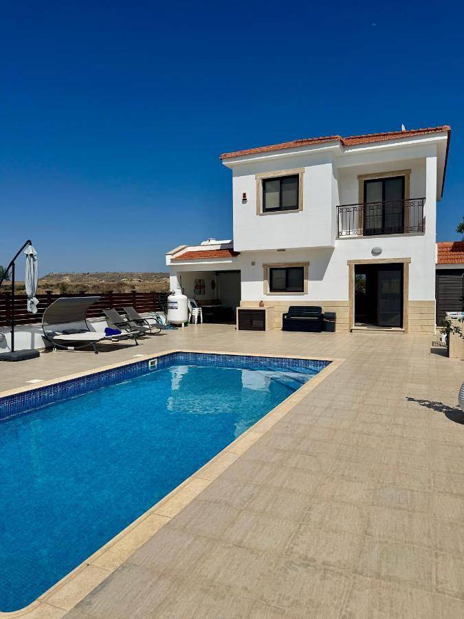 Villa für 6 Personen, mit Ausblick und Pool sowie Garten - 1