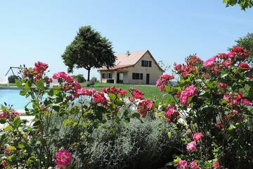 Location de vacances pour 7 personnes, avec terrasse ainsi que jardin et piscine à Rueyres