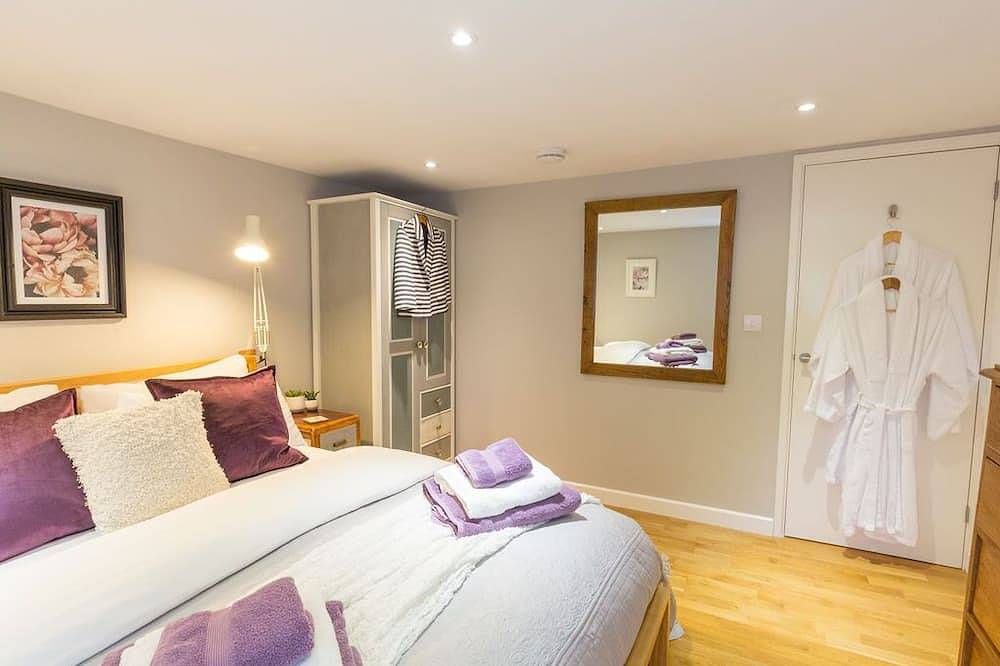 Eden Lodge (with private hot tub) in Holcombe Rogus, Devon