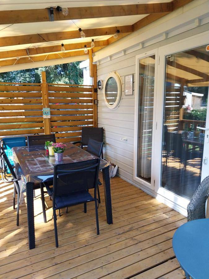 Chalet pour 4 personnes, avec jardin ainsi que terrasse et piscine