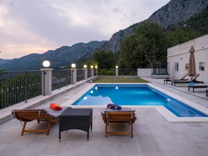 Villa per 8 persone, con giardino e piscina a Canali