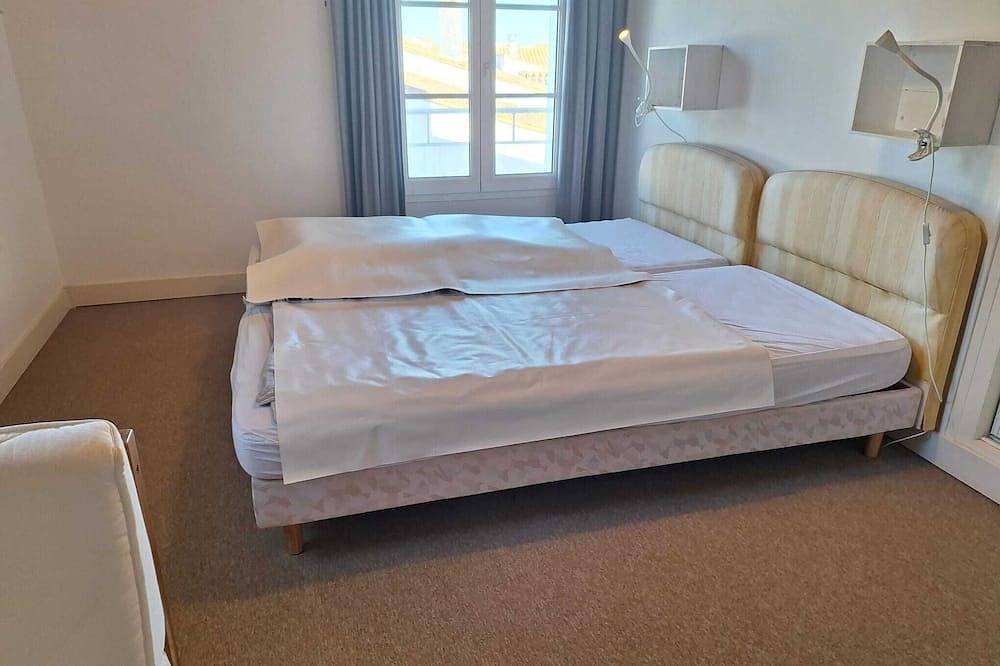 Quiet family home in Loix with 8 beds and enclosed garden. in Loix, Ile de Re