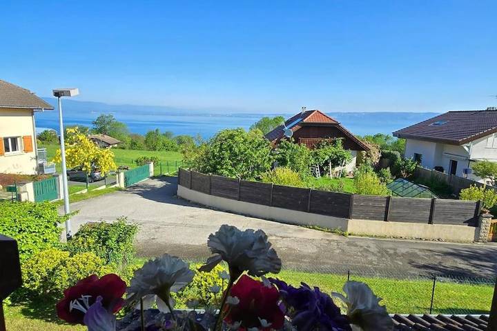 Location de vacances pour 4 personnes, avec vue ainsi que terrasse et piscine à Neuvecelle