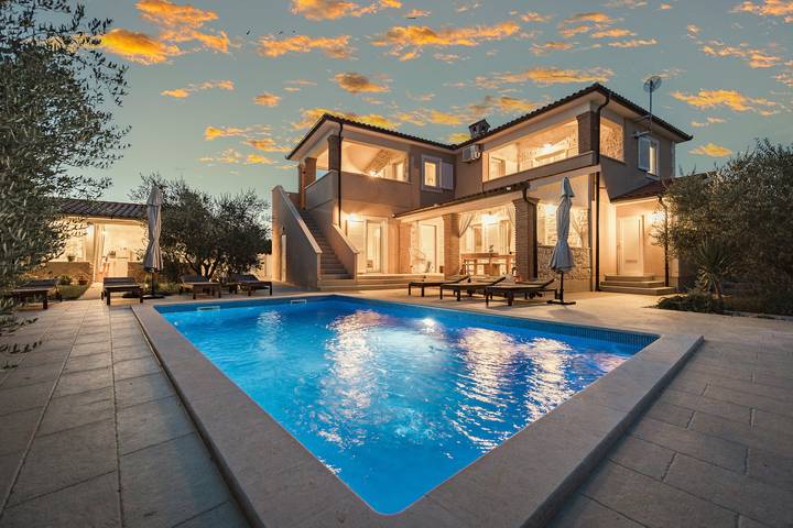 Villa für 8 Personen, mit Garten und Balkon sowie Pool - 1
