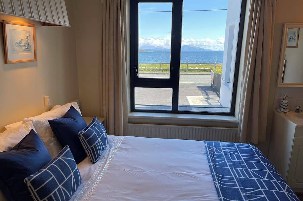Spacious 5-bedroom house with sea views for up to 12 guests in beautiful Achill in Acaill