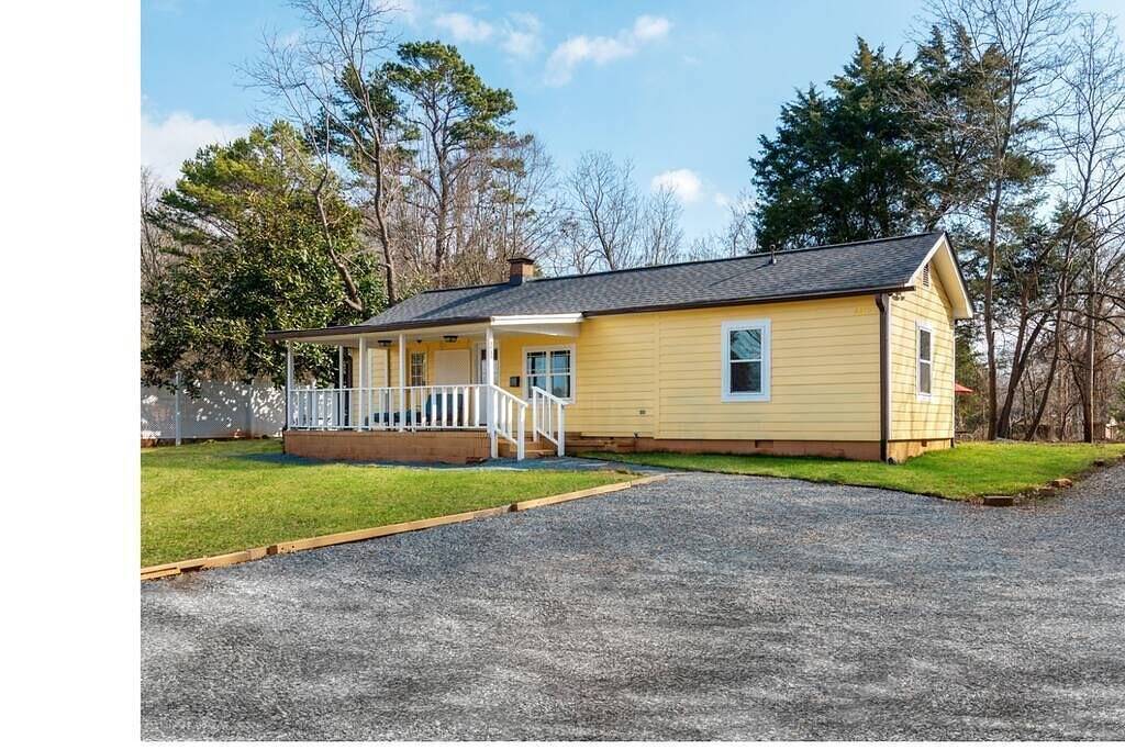 Near Downtown Waxhaw Mellow Yellow Suite A in Union County (NC)