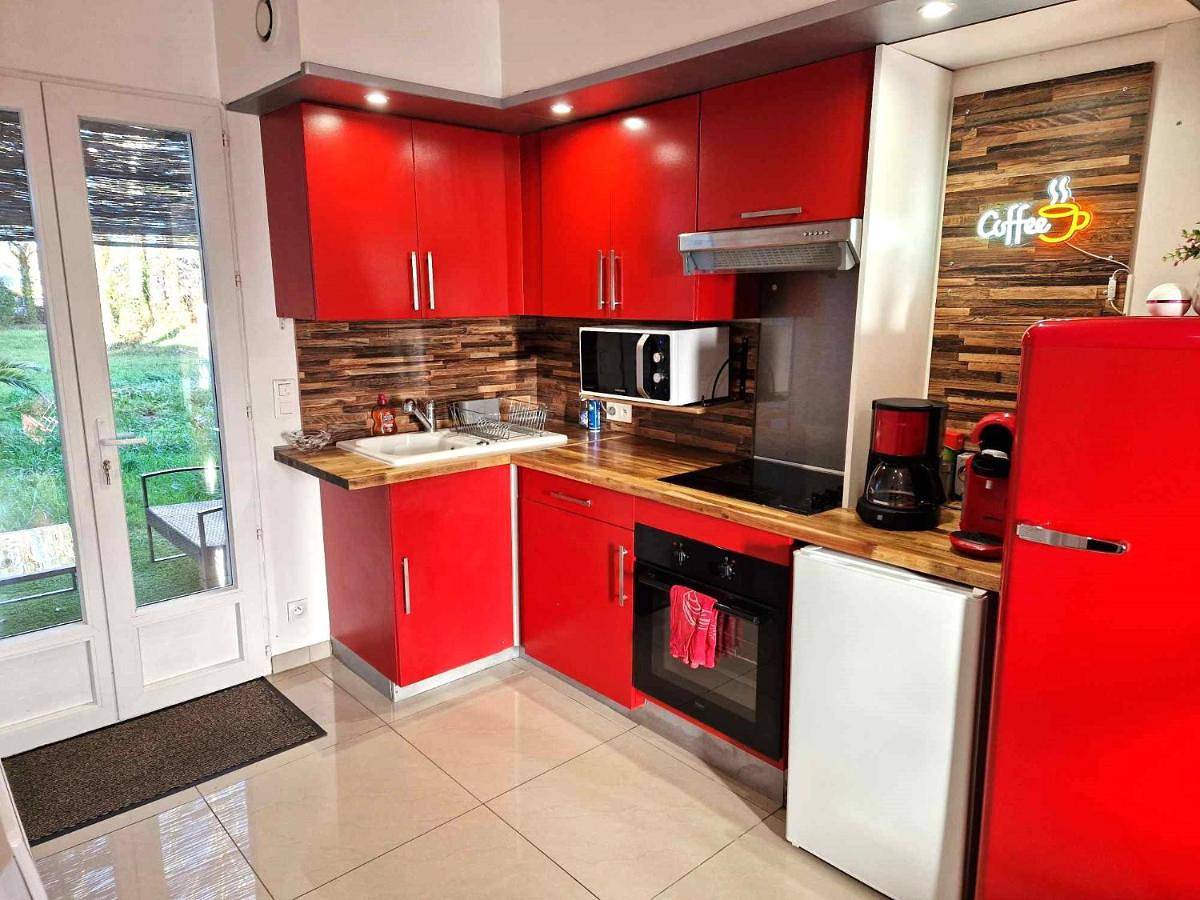 Appartement entier, 02 - Très joli 2 pièces avec 3 lits pouvant accueillir jusqu'à 5 personnes, situé au rdc avec entrée indépendante, une place de parking réservée devant l'entrée et terrasse sur l'arrière donnant sur parc arboré, tout le linge de maison est fourni in Razac-sur-l'Isle, Périgord Blanc