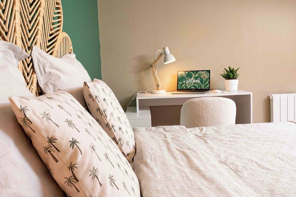 Au Pied de la Cathédrale - Écrin de Verdure Exubérante - Atypiquevendée Luçon in Luçon, Fontenay-le-Comte