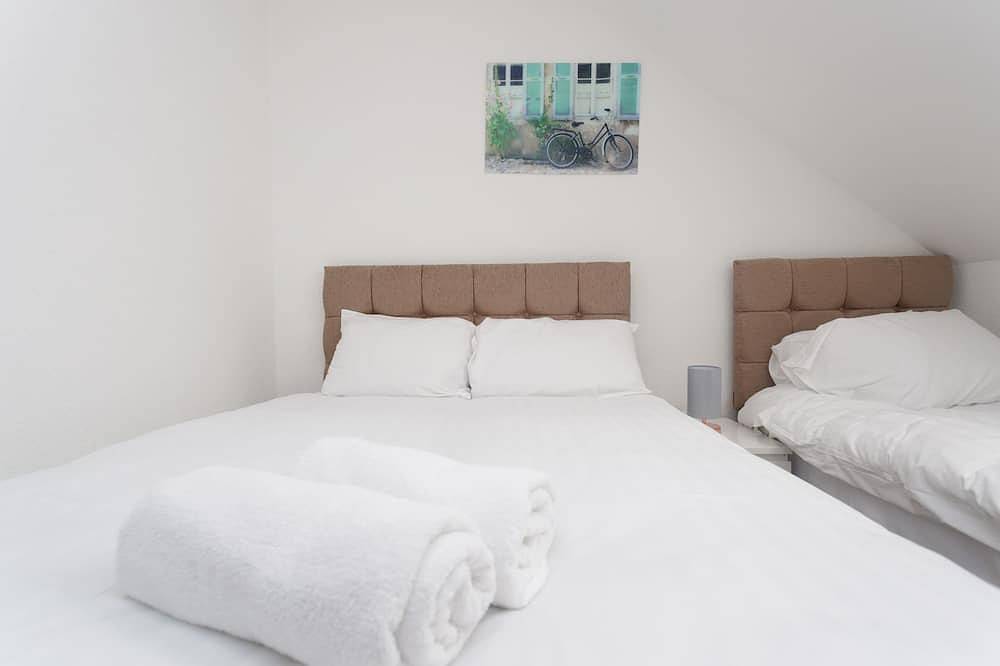 Entire apartment, Leeds -One Bed Apartment sleeps 4 Kirkstall House in Leeds, West Yorkshire