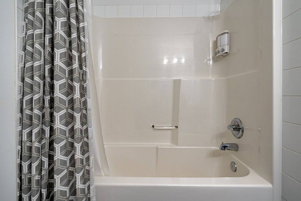 Modern House with Private Backyard and Fireplace in Calgary, Kanadische Rocky Mountains