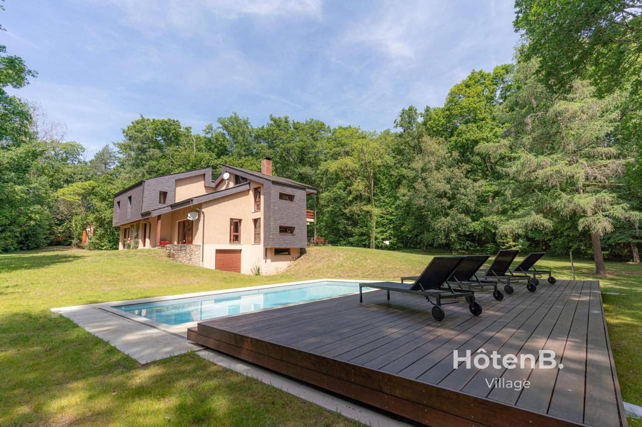 Villa Les Chabannes Pool Billiards & Leisure in Feytiat, Région de Limoges