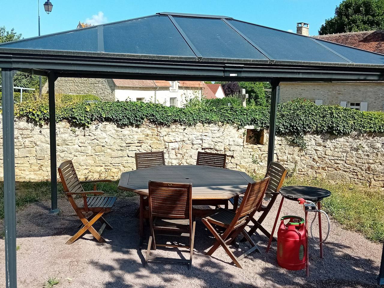 Ganze Wohnung, Geräumige Unterkunft in restauriertem ehemaligen Priorat in La Celle (Cher), Saint-Amand-Montrond