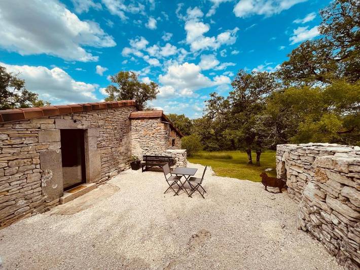 Location de vacances pour 2 personnes, avec Terrasse et Jardin ainsi que Piscine et Vue à Calvignac