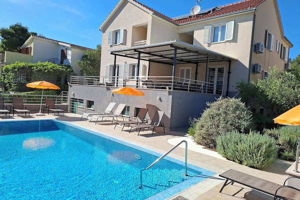 Villa Gudelj, 30m from the beach, air-conditioned, kayaks, bicycles, heated pool in Milna, Brac