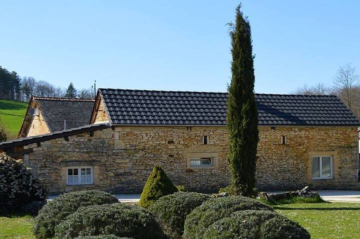 Gîte pour 4 personnes, avec terrasse ainsi que jardin et piscine, animaux acceptés à Jayac
