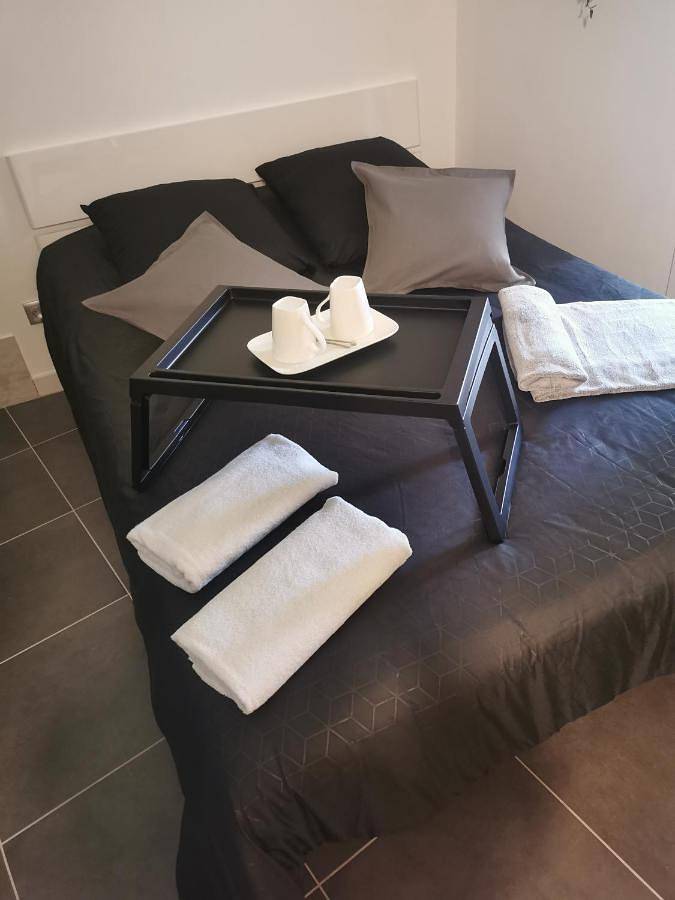 Location de vacances pour 2 personnes, avec jardin ainsi que piscine et jacuzzi à Vitrolles - 3