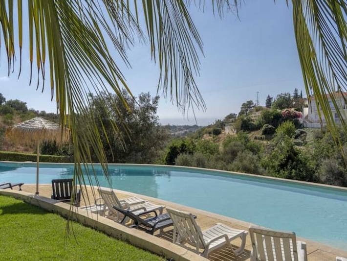 Gîte pour 6 personnes, avec piscine ainsi que jardin et balcon