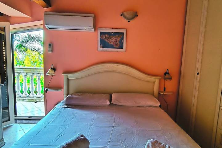 A villa with a view of the sea, surrounded by nature, tranquility, and relaxation in the heart of Sicily. in Calava, Gioiosa Marea