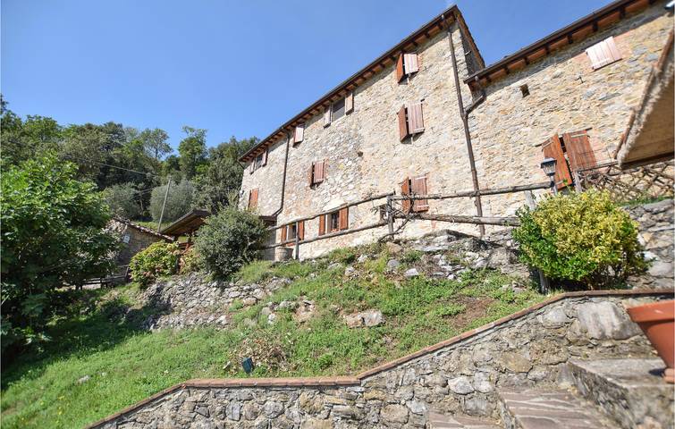 Cozy Apartment with Garden & Internet, Near Lucese River in Camaiore, Italian Riviera