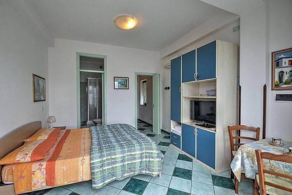 Villa Antea: A characteristic and welcoming apartment built on the sloping cliff in front of the sea, with Free Wi-Fi. in Ravello, Costa Amalfitana