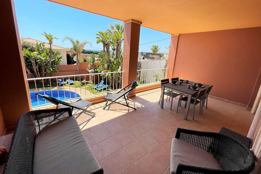 Ganze Wohnung, Apartment mit 2 Schlafzimmern, Meerblick und Pool, 220 m vom Strand entfernt in São Sebastião, Lagos