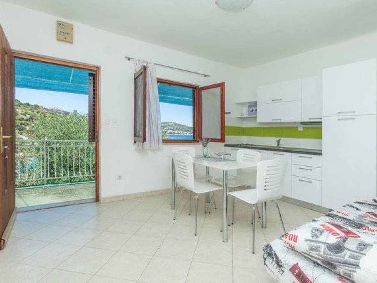 Ganze Wohnung, In Dvornica mit Gepflegtem Garten in Razanj, Šibenik-Knin