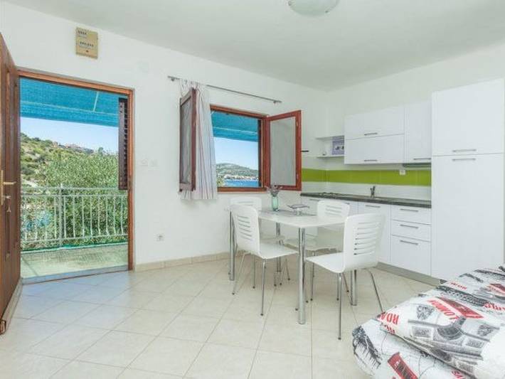 Ganze Wohnung, In Dvornica mit Gepflegtem Garten in Razanj, Šibenik-Knin