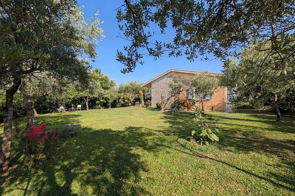 Stilv. Haus mit gr. Garten in See-/Ortsnähe: Die Family-Oase f. gr/kl 2/4-Beiner in Bardolino, Gardasee-Berge