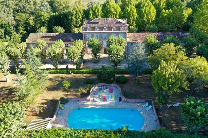 Location de vacances pour 8 personnes, avec Terrasse et Jardin ainsi que Piscine et Vue à Rustrel