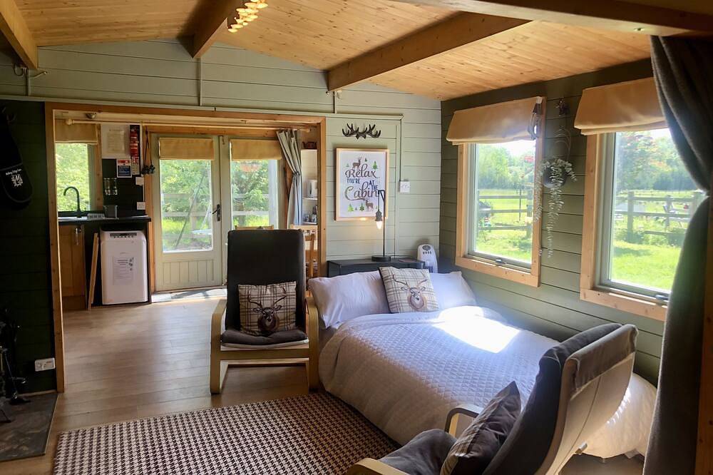 Family size wilderness style cabin just off the A1 in Bedford