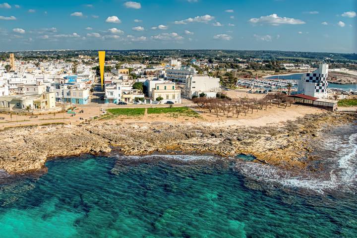 Apartamento entero, Apartamento 'Grande Struttura - Matrimoniale 1' con balcón, Wi-Fi y aire acondicionado in Ugento, Golfo de Tarento