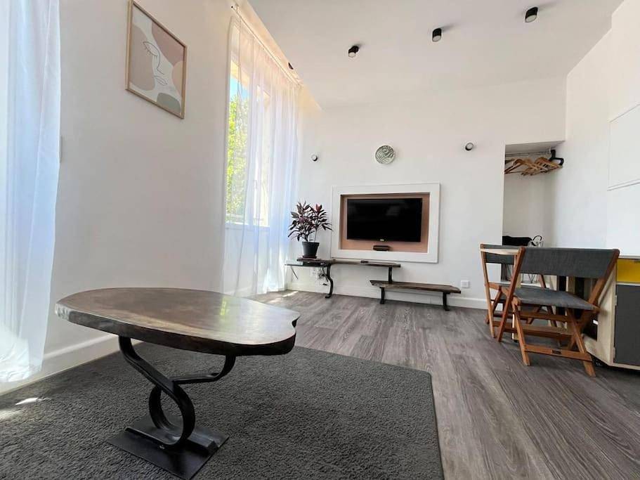 Appartement entier, Studio lumineux avec belle vue in Salernes, Région de Draguignan