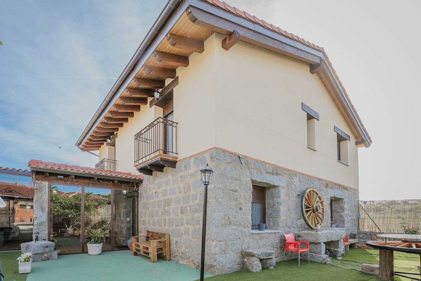 Rural House 'El Trillo' for 8 Guests with Sierra de Ávila Views, Garden & Barbecue in Marlín, Ávila Området