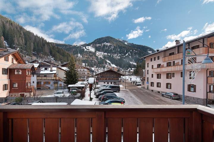 Apartamento entero, Apartamento 'Giulia' con vistas a la montaña, jardín compartido y balcón in Canazei, Dolomiti Superski