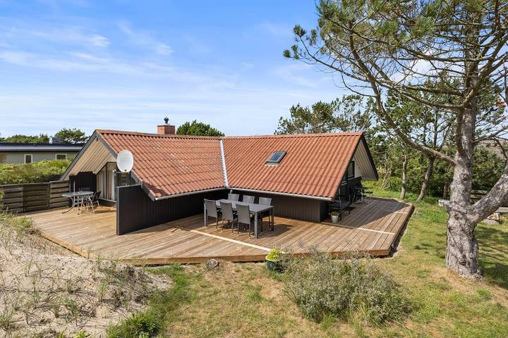 Villa für 4 Personen, mit Balkon/Terrasse und Terrasse sowie Garten in Hvide Sande