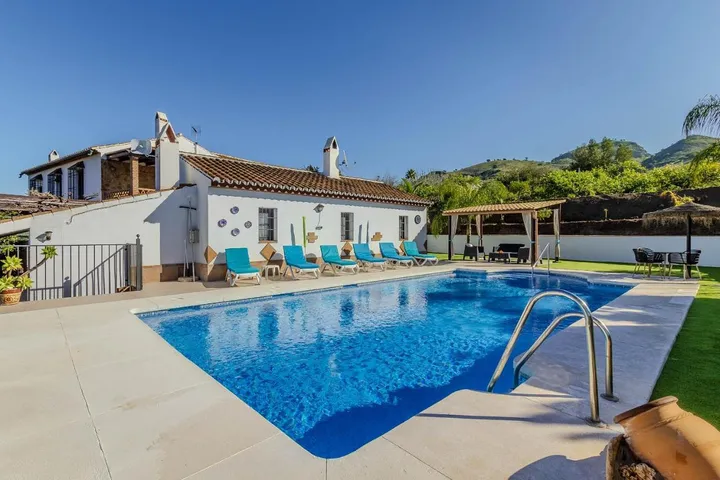Ferienhaus für 14 Personen, mit Balkon und Garten sowie Pool - 1