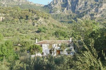 Casa rural con piscina para 6 personas, con jardín además de vistas y piscina en Sierra de Grazalema