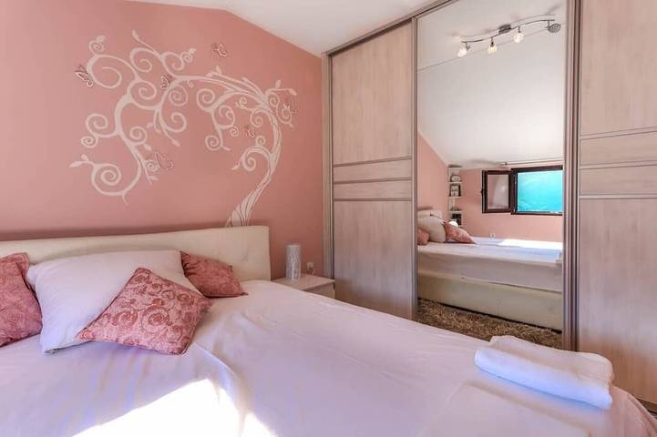 Appartement entier, Appartement Sea View est de 70 mètres carrés avec un design moderne et une vue imprenable. in Dobrota, Bay of Kotor
