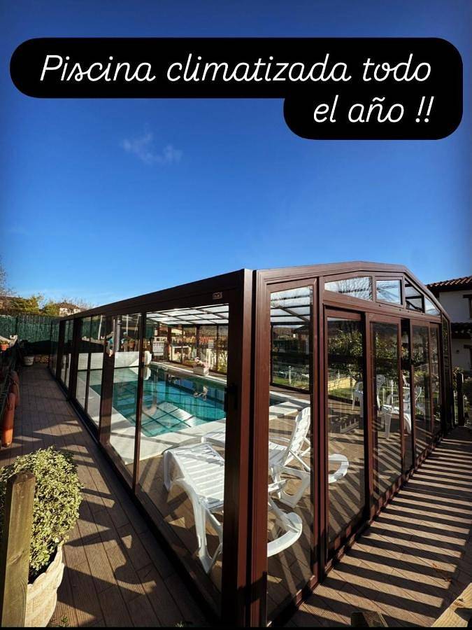 Casa rural para 6 personas, con vistas además de jardín y piscina en Parres