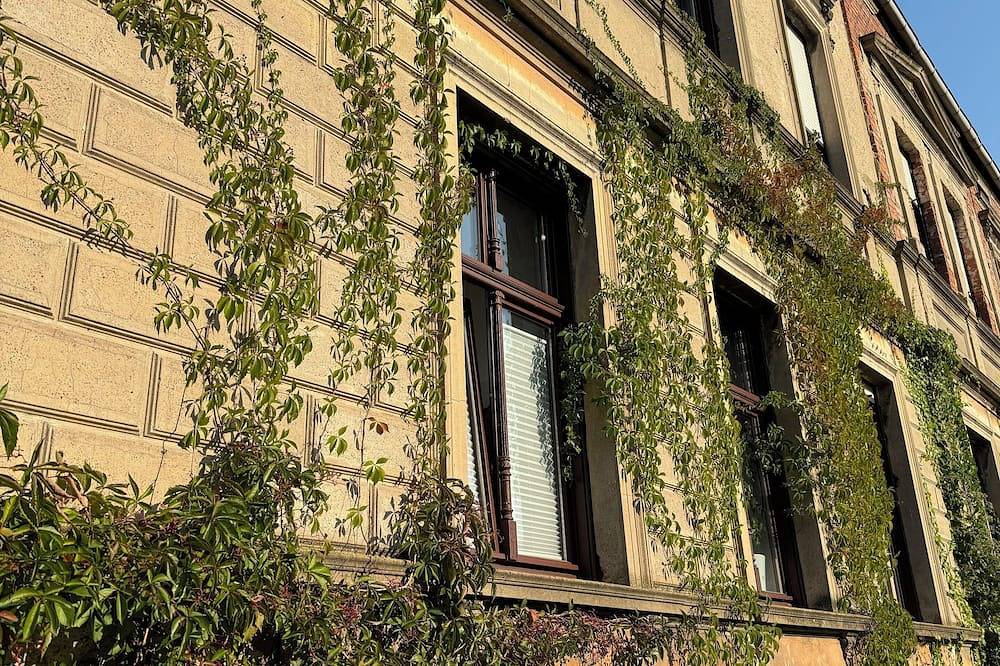 Ganze Wohnung, Hübscher Wohnen-Geräumige Ferienwohnung im Gutshaus nahe Saale und Elbe in Calbe (Saale), Elbe-Börde-Heide