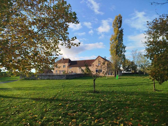 Gîte pour 8 personnes, avec jardin ainsi que terrasse et piscine