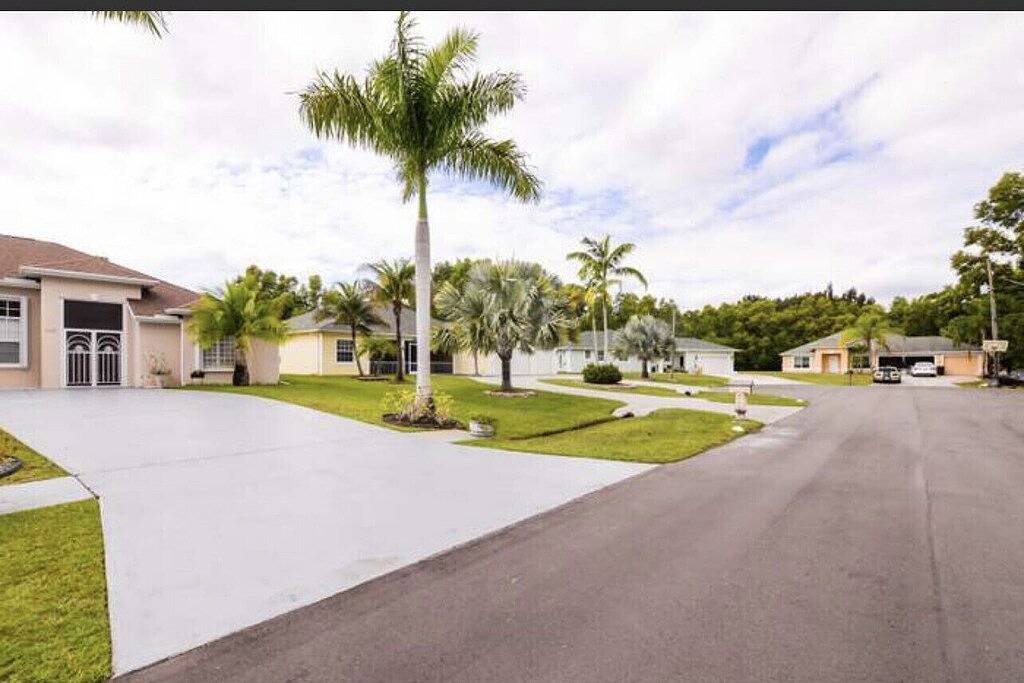 Entire home with pool for long and short stay. Fun for everyone. in Port St. Lucie, St. Lucie County