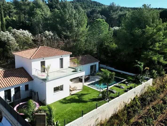 Location de vacances pour 8 personnes, avec vue ainsi que terrasse et jardin à Le Castellet - 3
