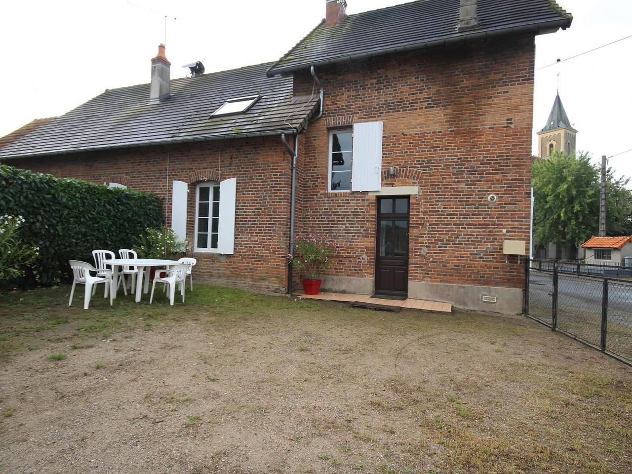 Familienhaus nahe der Loire mit Garage und geschlossenem Garten in Saint-Hilaire-Fontaine, Nièvre