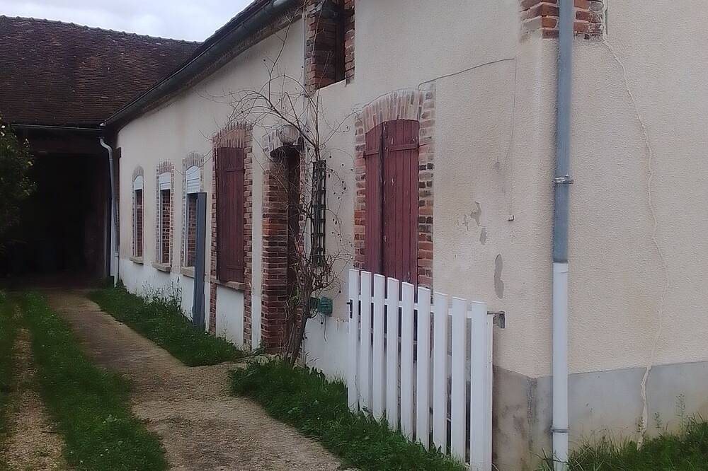 Appartement entier, Maison.Toute équipée. Calme et confort total. in La Celle-Saint-Cyr, Yonne